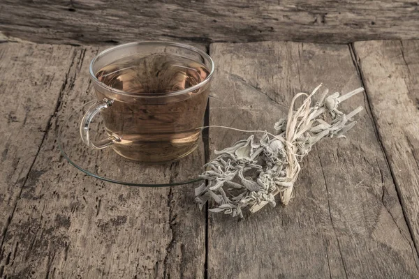 Chá de sábio na mesa de madeira — Fotografia de Stock