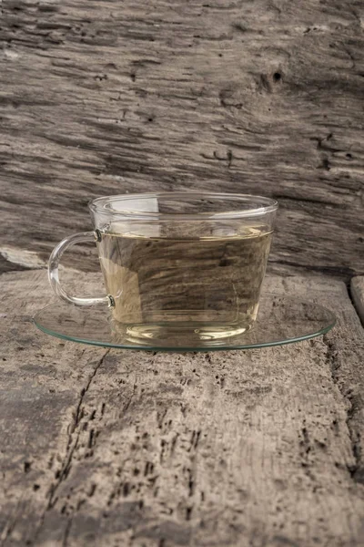 Травяной чай на деревянном столе — стоковое фото