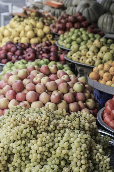 Owoce i warzywa w grocery — Zdjęcie stockowe