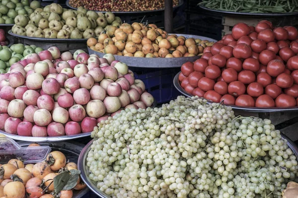 Owoce i warzywa w grocery — Zdjęcie stockowe