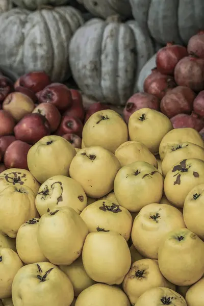 Świeże owoce na sklep spożywczy — Zdjęcie stockowe