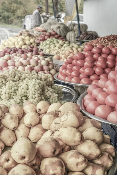 Frukt och grönsaker till dagligvaruhandeln — Stockfoto