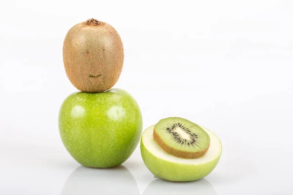 Kiwi y manzana sobre blanco — Foto de Stock