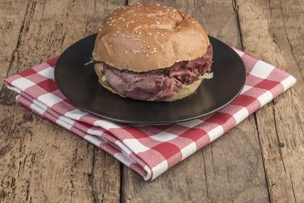 Pečené hovězí burger na dřevěný stůl — Stock fotografie