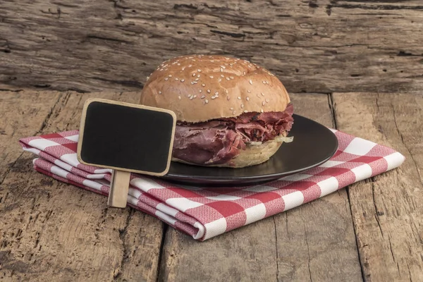 Pečené hovězí burger a tabuli na dřevěný stůl — Stock fotografie