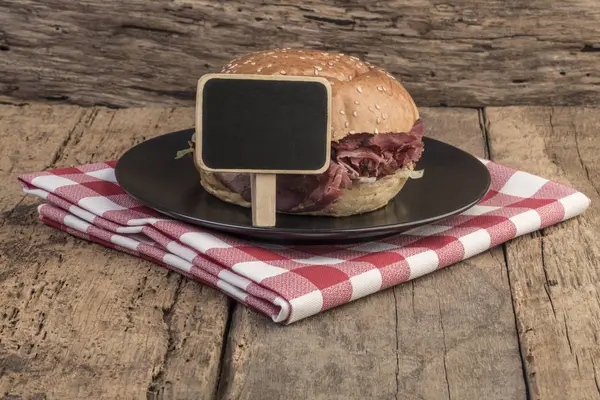 Pečené hovězí burger a tabuli na dřevěný stůl — Stock fotografie