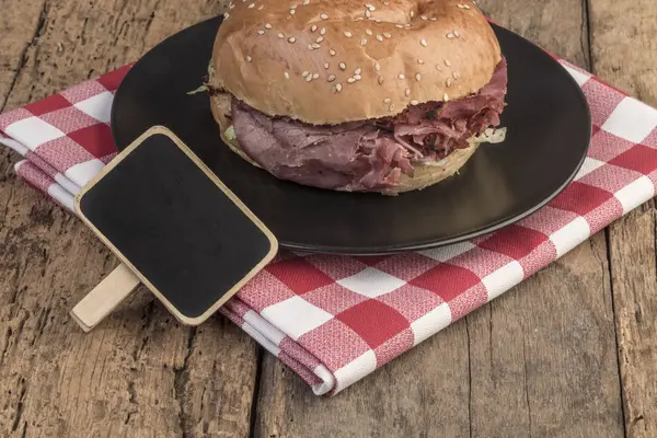 Pečené hovězí burger a tabuli na dřevěný stůl — Stock fotografie