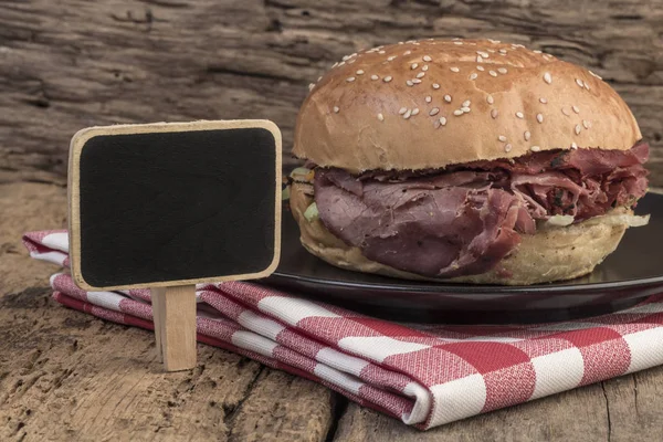 Pečené hovězí burger a tabuli na dřevěný stůl — Stock fotografie