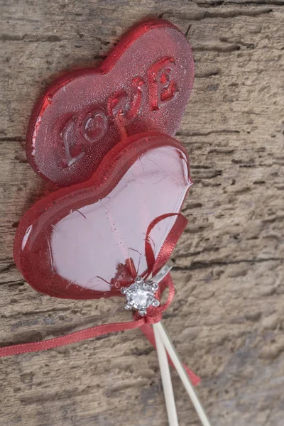 Anillo de boda de diamantes y caramelos en forma de corazón —  Fotos de Stock