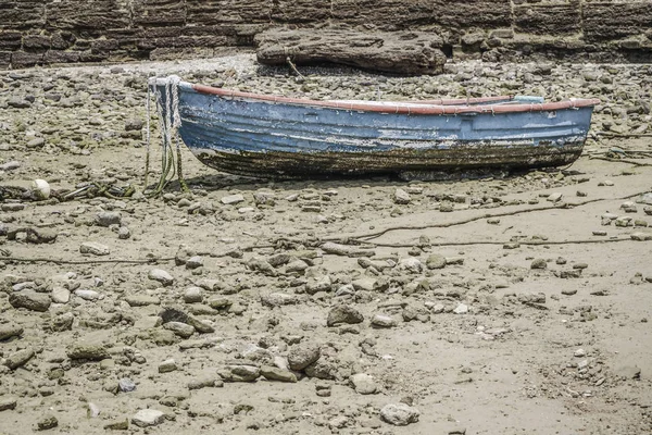 Barco no solo durante a maré — Fotografia de Stock