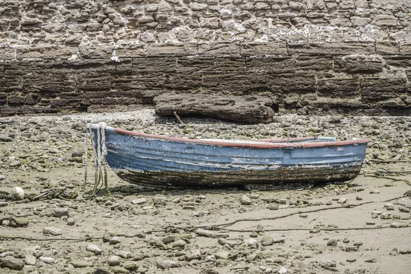 Barco no solo durante a maré — Fotografia de Stock