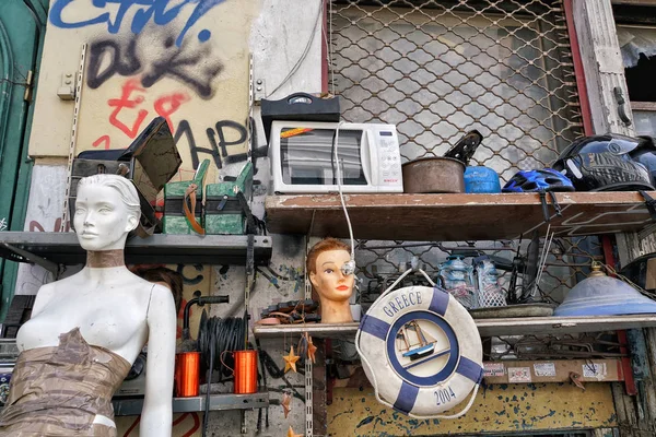 Yunanistan 'ın Atina kentindeki bit pazarında ikinci el eşyalar satıldı — Stok fotoğraf