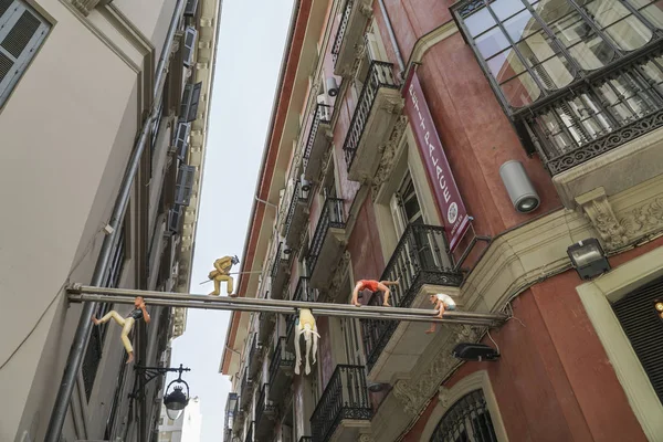 İspanya 'nın Malaga kentindeki binalar arasında heykelcikler. — Stok fotoğraf
