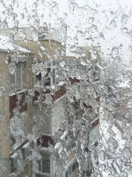 Πάγος στο παράθυρο ενάντια δρόμο κάτω από χιόνι — Φωτογραφία Αρχείου