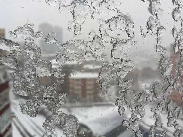 Eis auf Fenster gegen Straße unter Schnee — Stockfoto