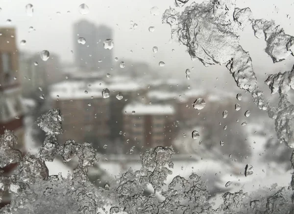 Hielo en la ventana contra la calle bajo nieve — Foto de Stock