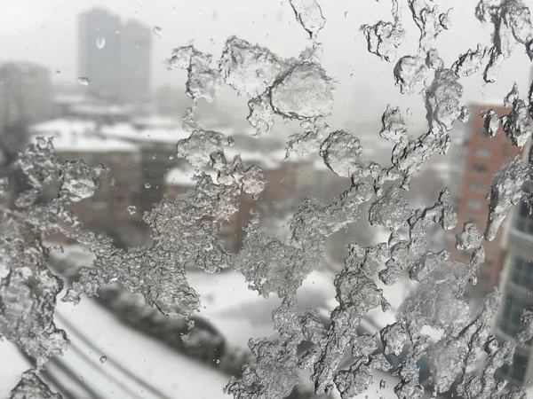 눈 아래 거리에 대 한 창에 얼음 — 스톡 사진