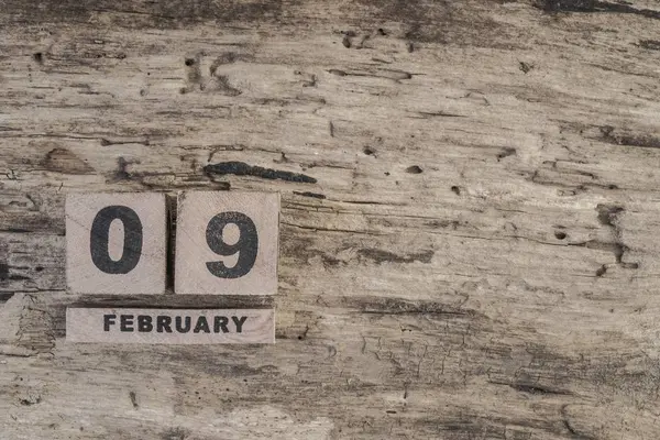 Calendario cubo para febrero sobre fondo de madera — Foto de Stock