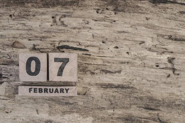 Calendario cubo para febrero sobre fondo de madera — Foto de Stock