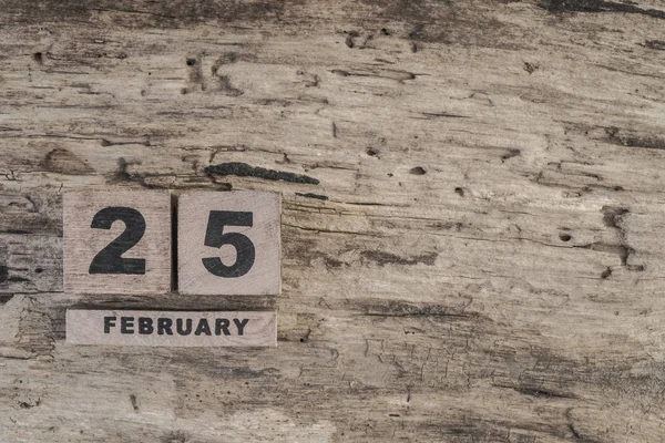 Calendario cubo para febrero sobre fondo de madera — Foto de Stock