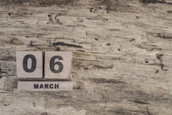 Kub kalender för mars på trä bakgrund — Stockfoto