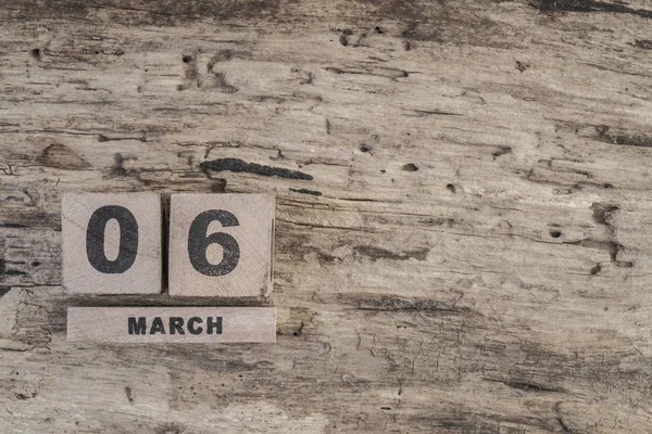 Calendário cubo para marcha sobre fundo de madeira — Fotografia de Stock