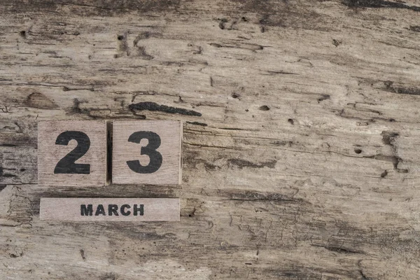 Календарь куба для марша на деревянном фоне — стоковое фото