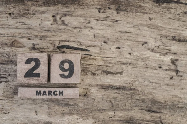 Календарь куба для марша на деревянном фоне — стоковое фото