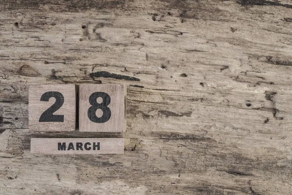 Calendário cubo para marcha sobre fundo de madeira — Fotografia de Stock