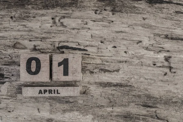 4 月在木制背景的多维数据集日历 — 图库照片