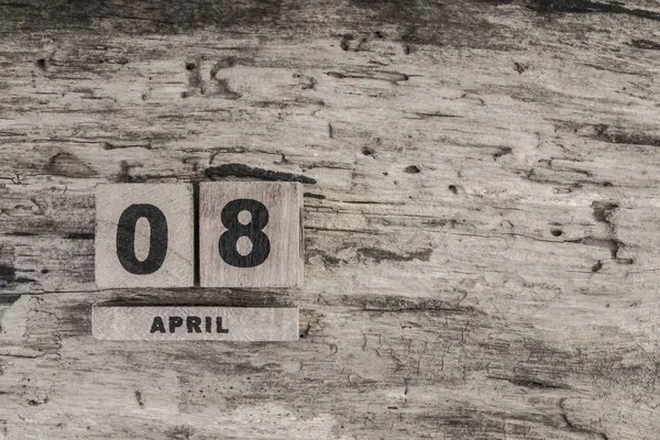 Calendário de cubo para abril no fundo de madeira — Fotografia de Stock