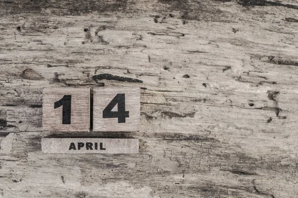 木製の背景に 4 月のキューブ カレンダー — ストック写真