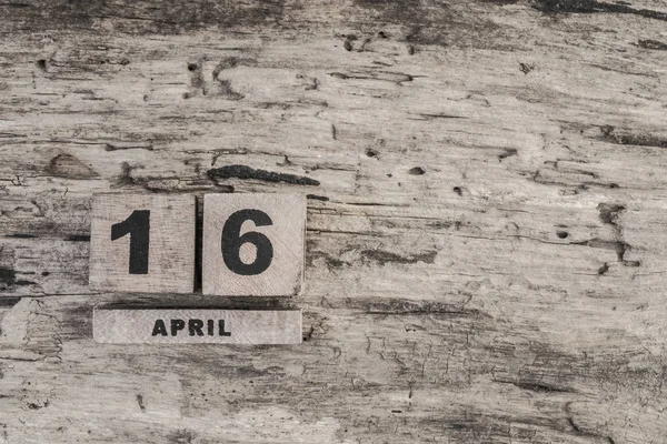 Calendário de cubo para abril no fundo de madeira — Fotografia de Stock