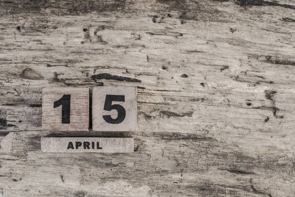 Calendário de cubo para abril no fundo de madeira — Fotografia de Stock