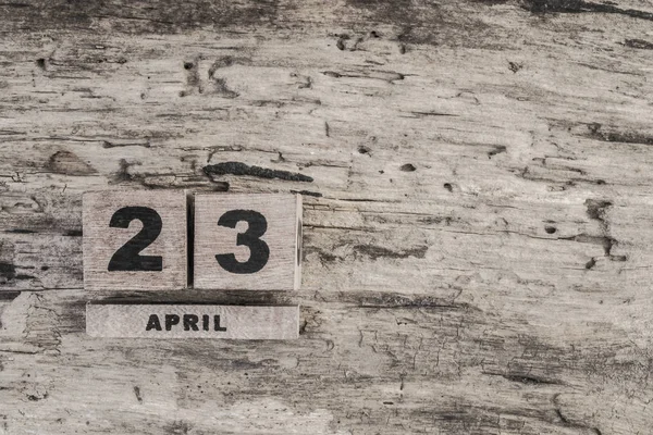Календарь куба для апреля на деревянном фоне — стоковое фото