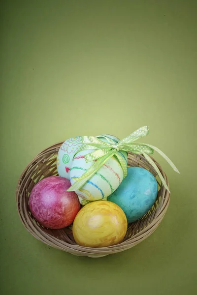 Пасхальный шаблон с красочными яйцами — стоковое фото