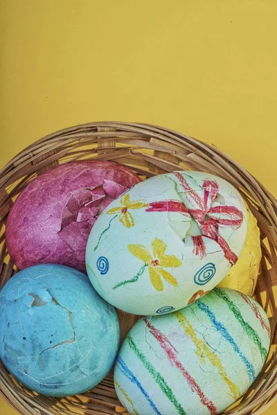 Sepet içinde kırık Paskalya yumurtaları — Stok fotoğraf