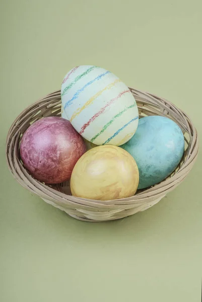 Yeşil sepetteki renkli Paskalya yumurtaları — Stok fotoğraf