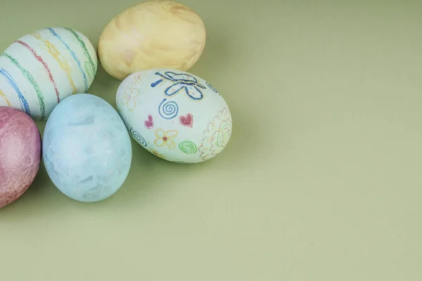 Yeşil üzerine renkli paskalya yumurtaları — Stok fotoğraf