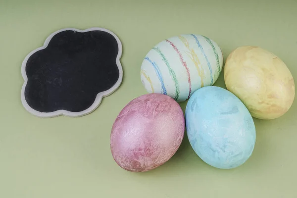 Renkli Paskalya yumurtaları ve yeşil kara tahta — Stok fotoğraf
