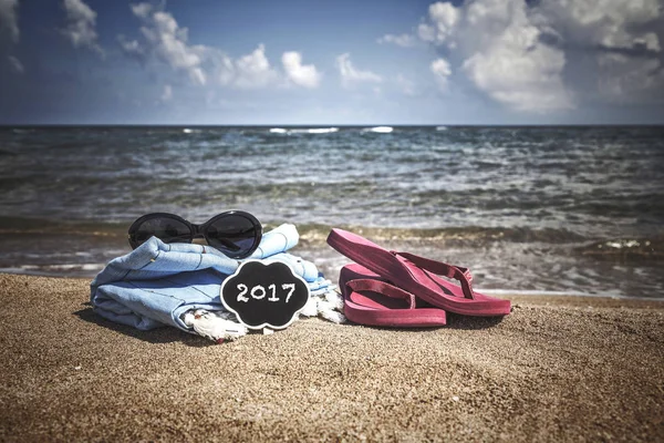 Sfondo estivo con infradito e occhiali da sole sulla spiaggia — Foto Stock