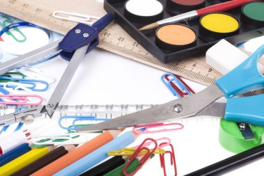 ileti örneği ve beyaz üstünde defter ile okul şablona geri