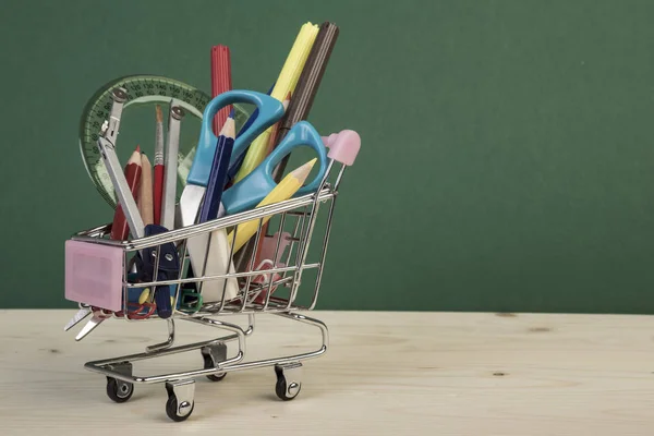 Modèle de retour à l'école avec plusieurs articles de papeterie dans le shopping tro — Photo