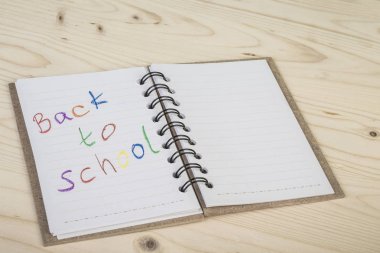 bir defter ile okul şablona geri