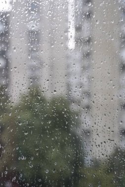 Pencere camına yağmur damlaları