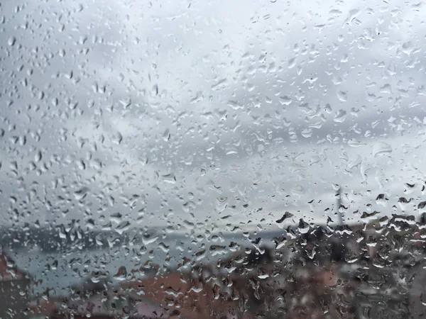 Regentropfen gegen Fenster der Stadt — Stockfoto