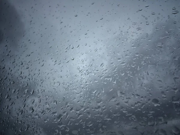 Gouttes de pluie sur la fenêtre contre le ciel humide — Photo