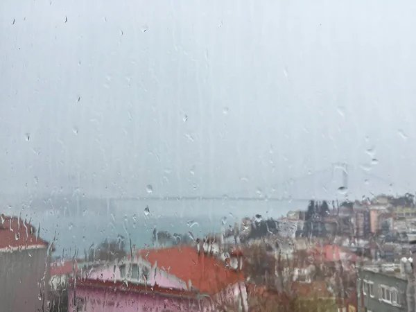 Gotas de lluvia en la ventana contra edificios en Estambul, Turquía — Foto de Stock