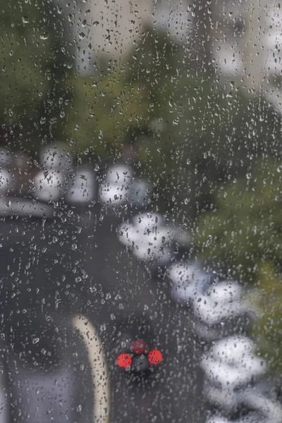 Gotas de lluvia en el cristal de la ventana — Foto de Stock