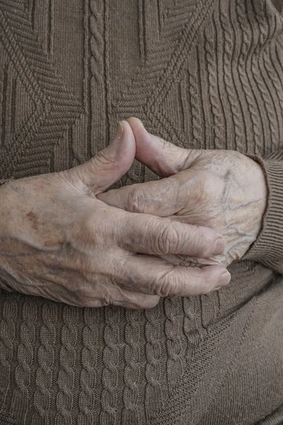 Pomarszczone ręce starszy osoby — Zdjęcie stockowe